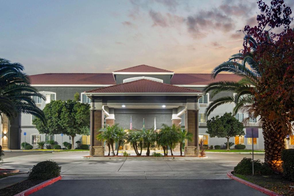 la quinta inn & suites by wyndham visalia sequoia gateway