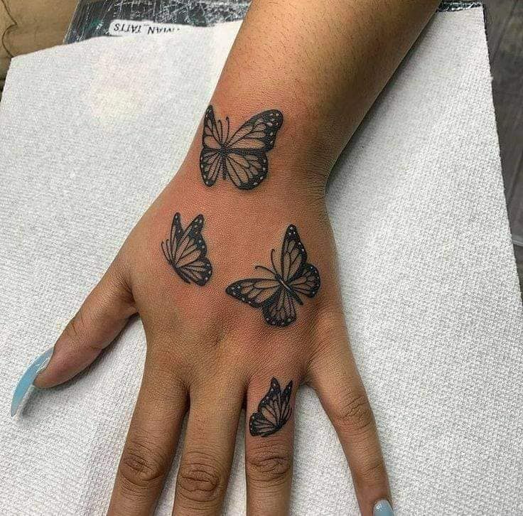 tatuajes mariposas en la mano