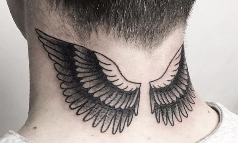 alas en el cuello tatuaje