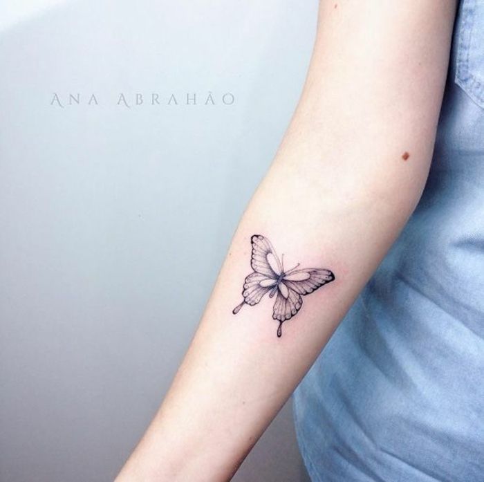 tatuaje mariposa brazo mujer