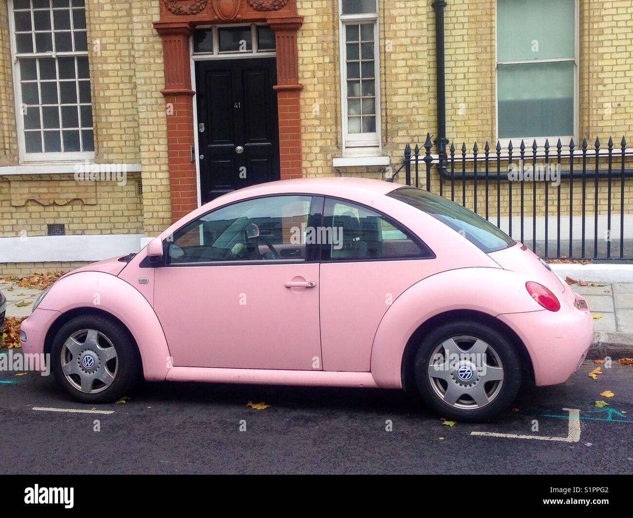 pink volkswagen beetle car