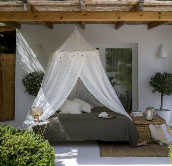 double bed with canopy