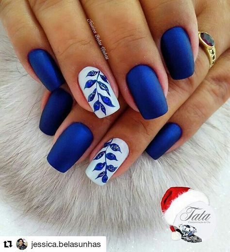 diseño de uñas en azul