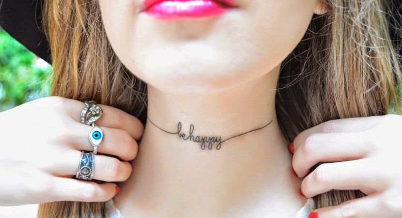 letras mujer tatuajes en el cuello