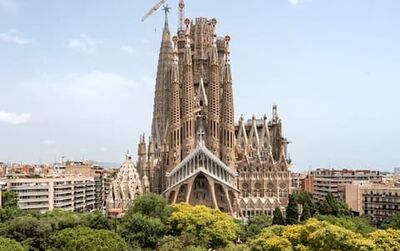 can i wear shorts to sagrada familia