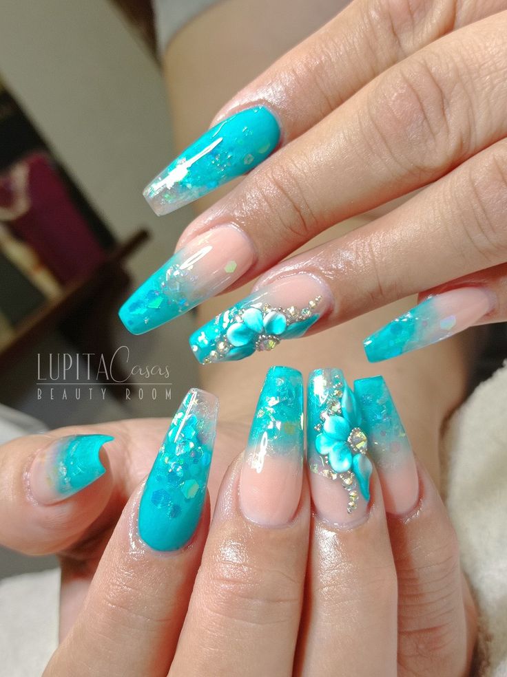 uñas azules turquesa