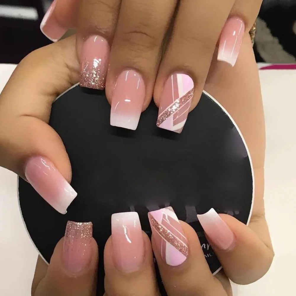 uñas beige con rosa