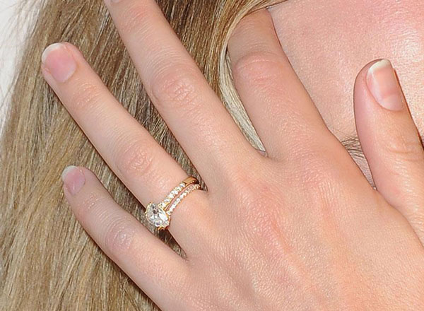 margot robbie engagement ring