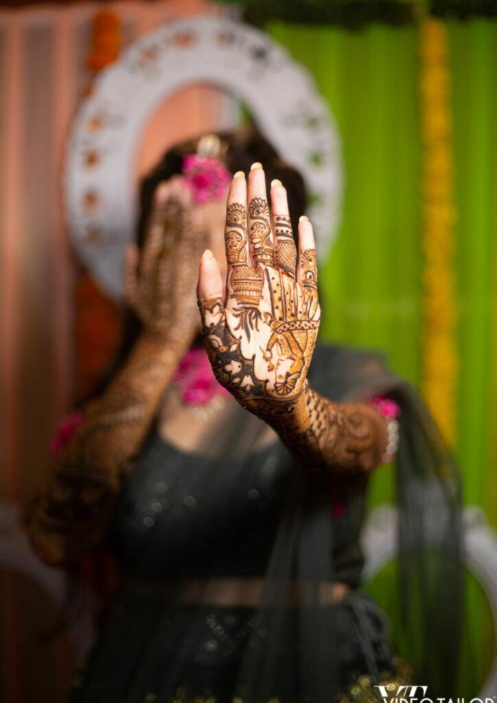 mehndi pose bride