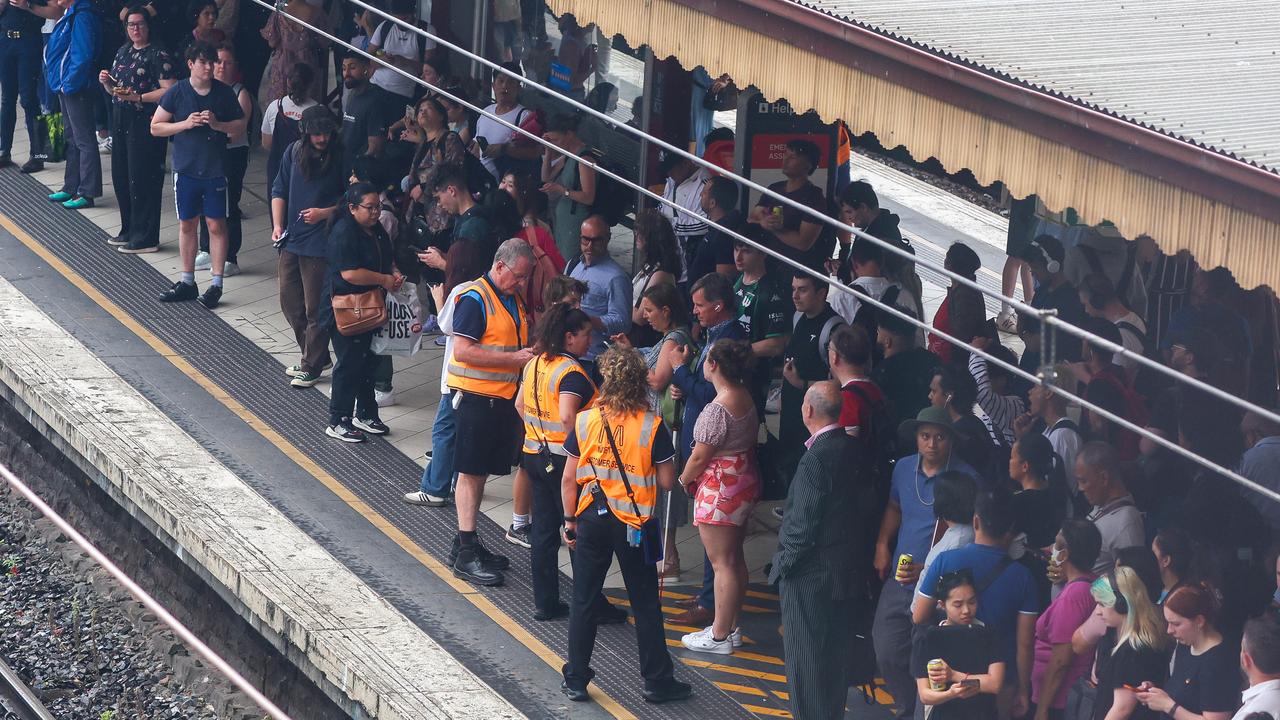 train disruptions melbourne today