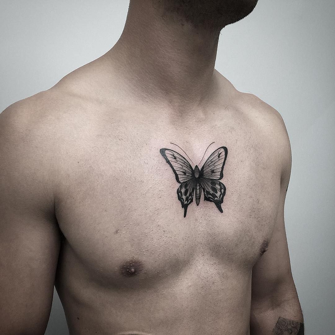 tattoo de mariposa en el pecho