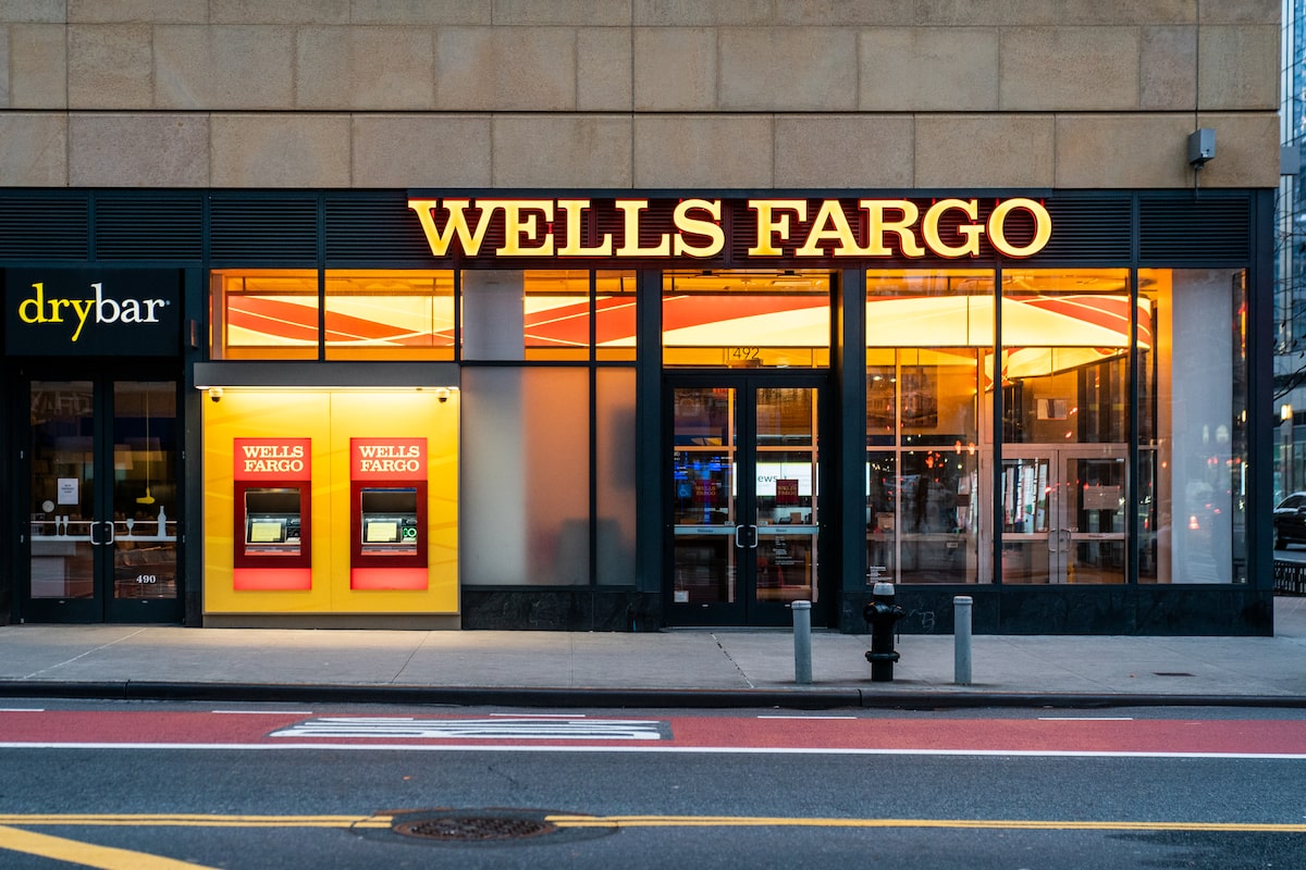 wells fargo bank location hours