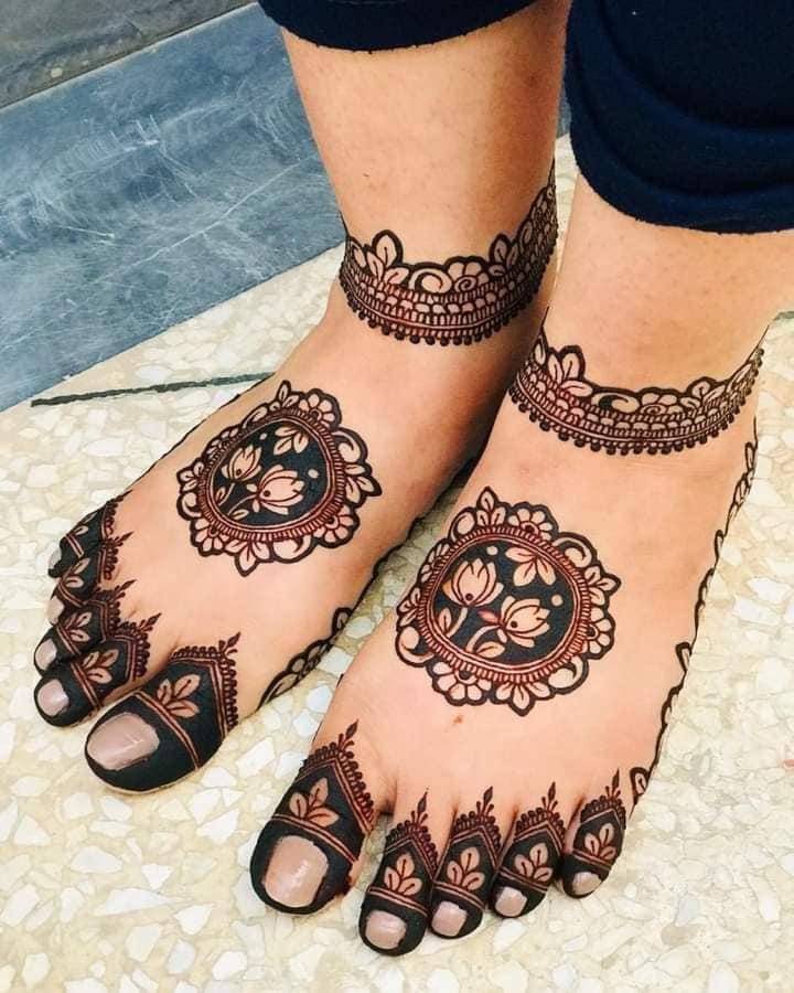 leg henna design