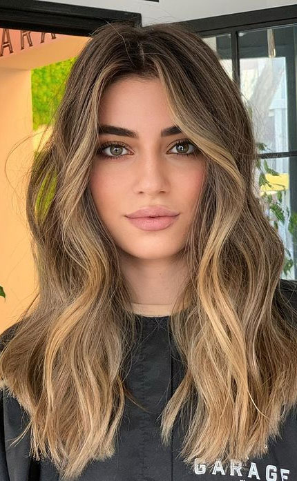 highlighted mid length hair