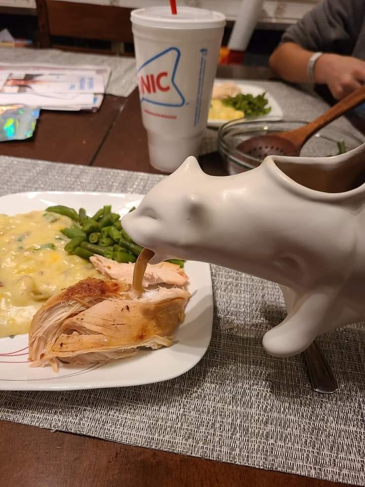 porcelain gravy cat