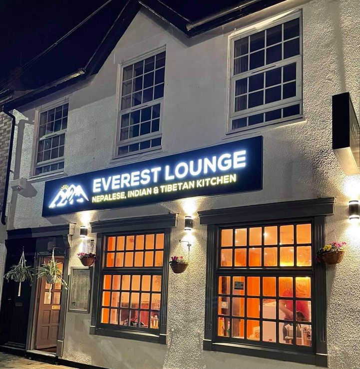 everest lounge harrow