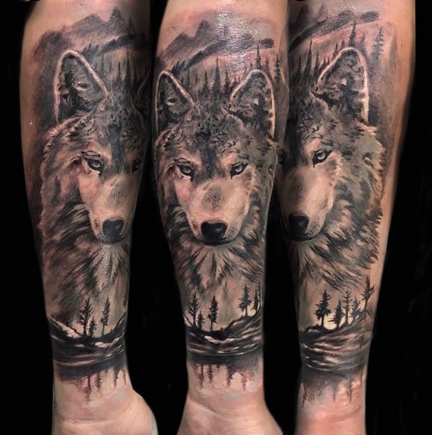 tatuaje de lobo en el brazo