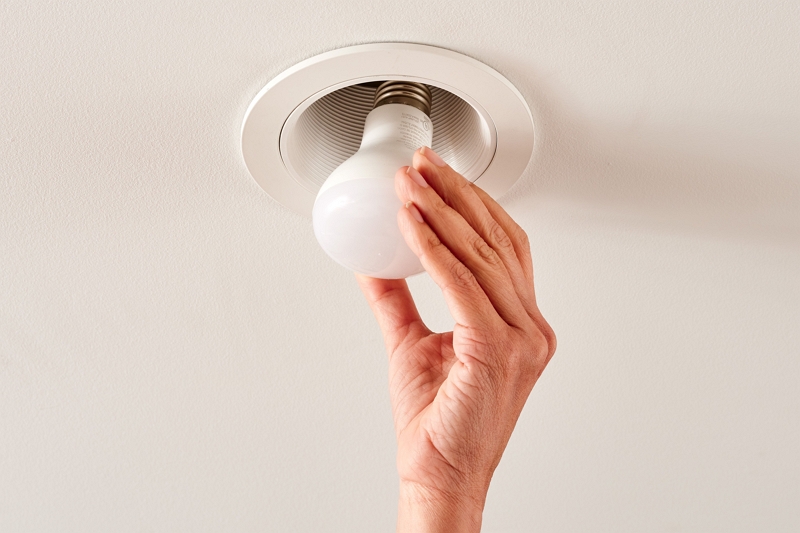 change bulbs in recessed lighting