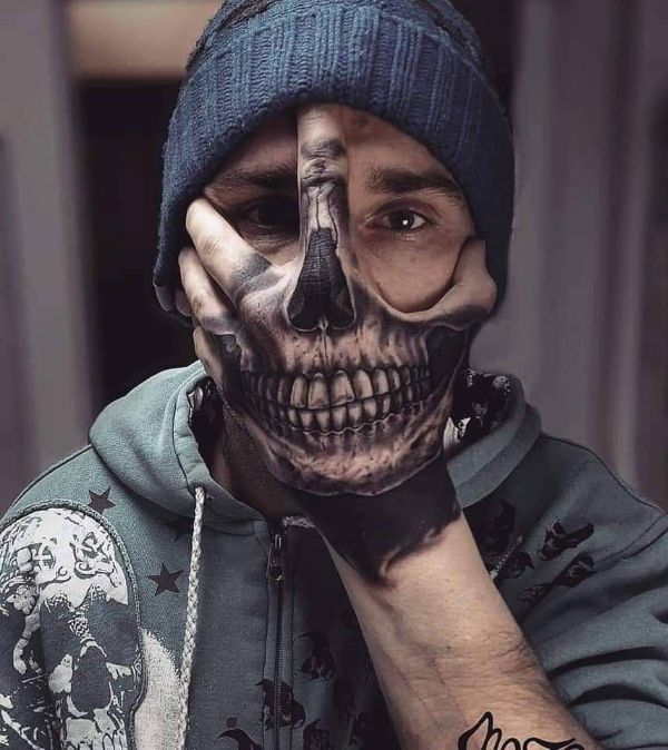 sonrisa tatuajes de calaveras en la mano