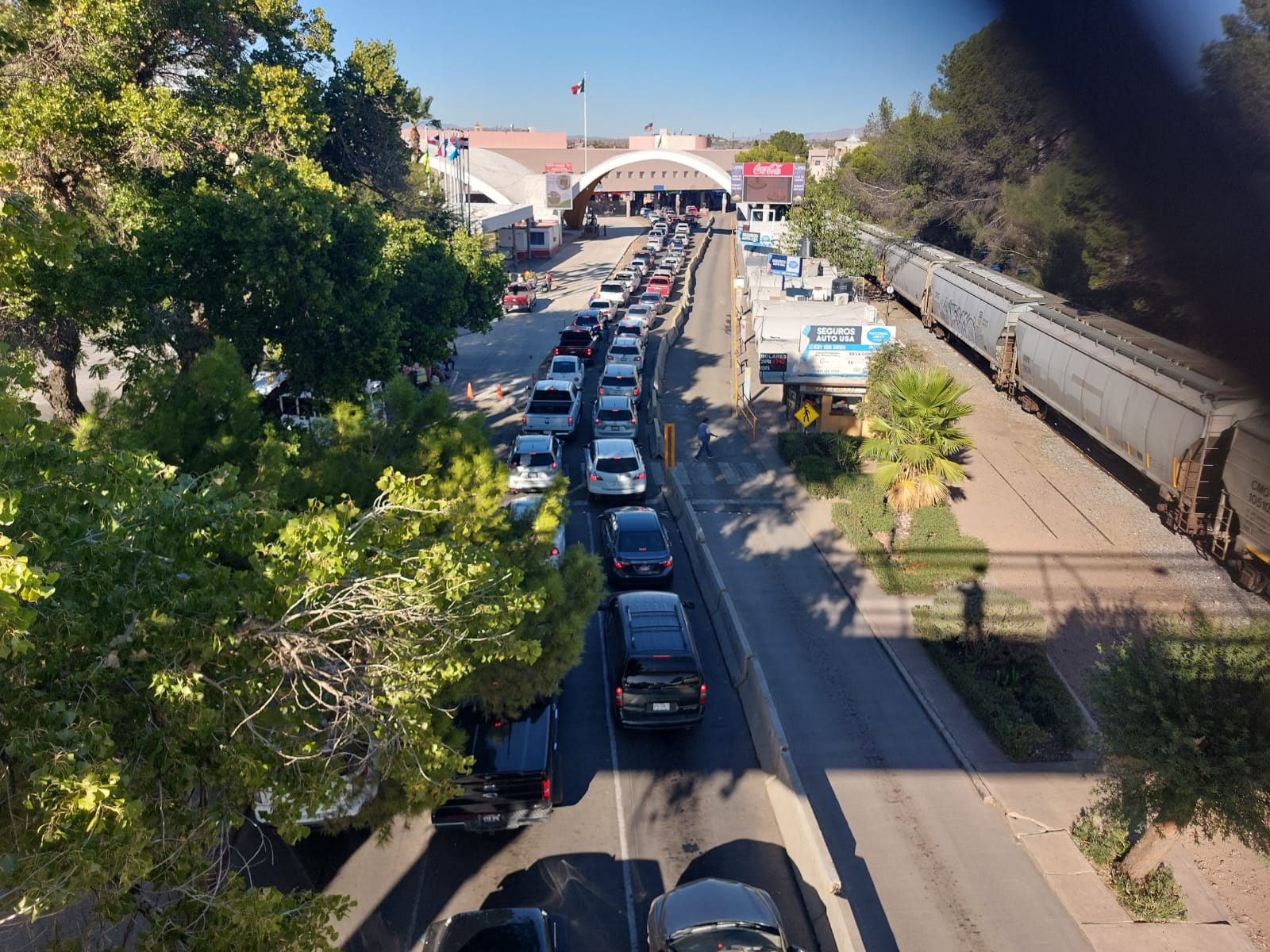 como esta la fila para cruzar a nogales arizona