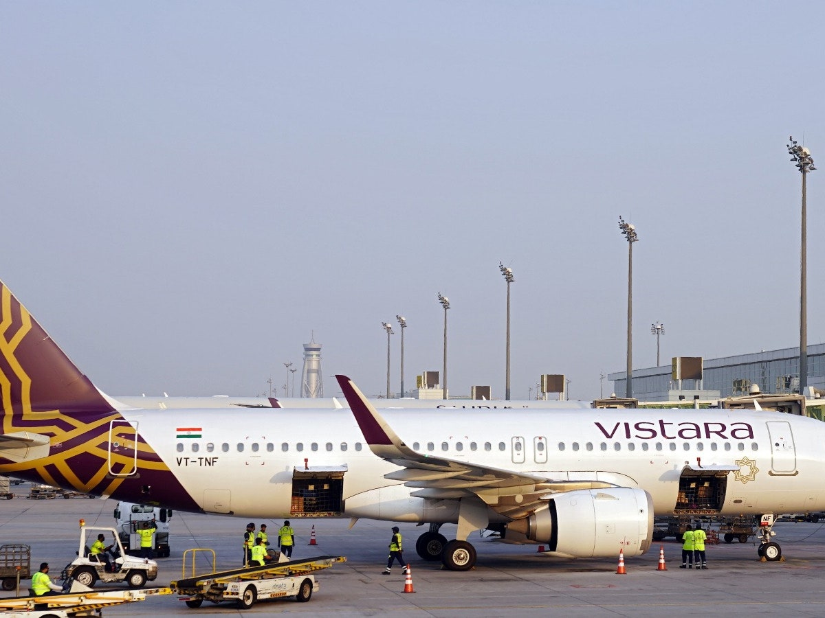 bangalore to mumbai vistara flight status