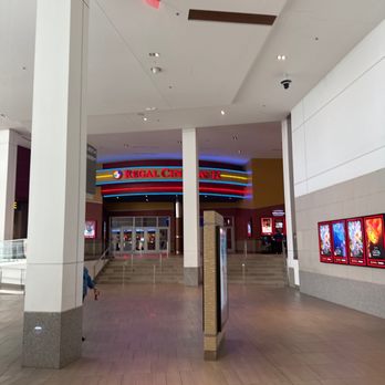 regal springfield town center reviews