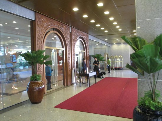 edsa shangri la hotel entrance