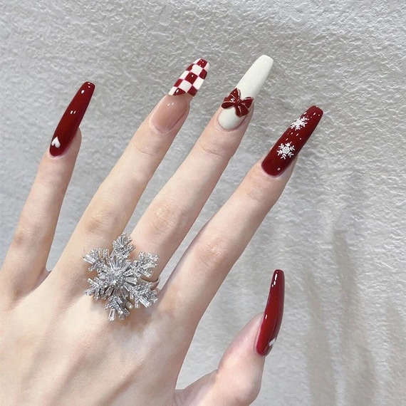 uñas rojas con blanco