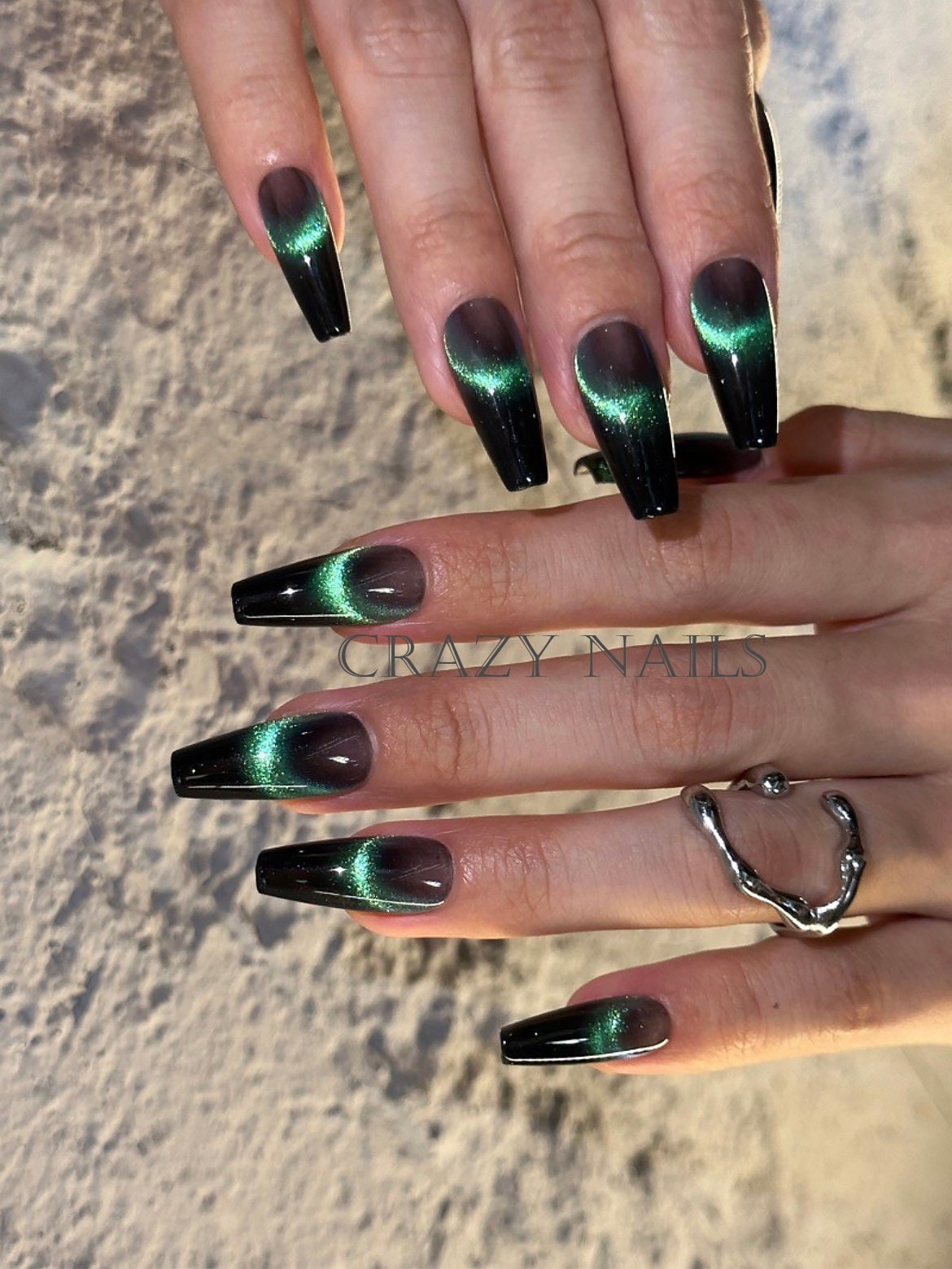 uñas negras con verde