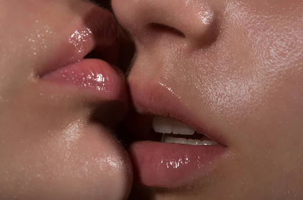 lesbian sloppy kissing