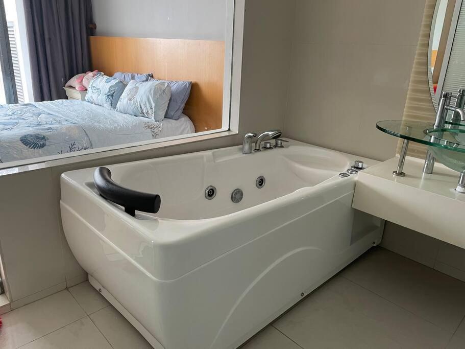 pet friendly hotels with private jacuzzi in room near me