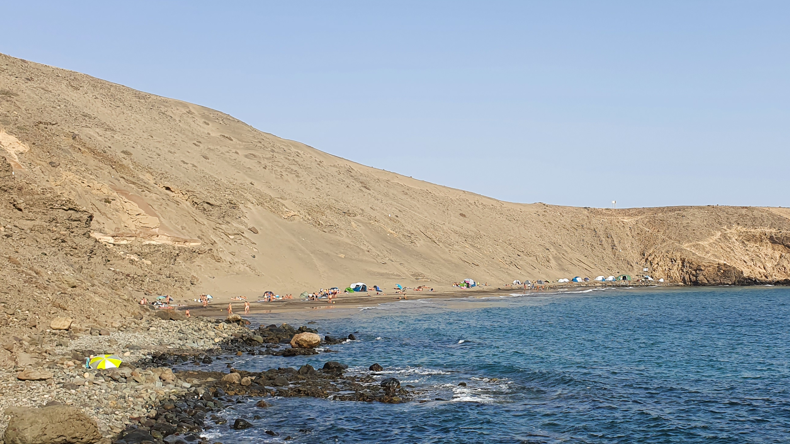 playa nudista montaña arena