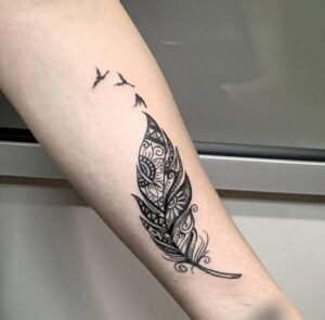 significado tatuajes de plumas para mujeres