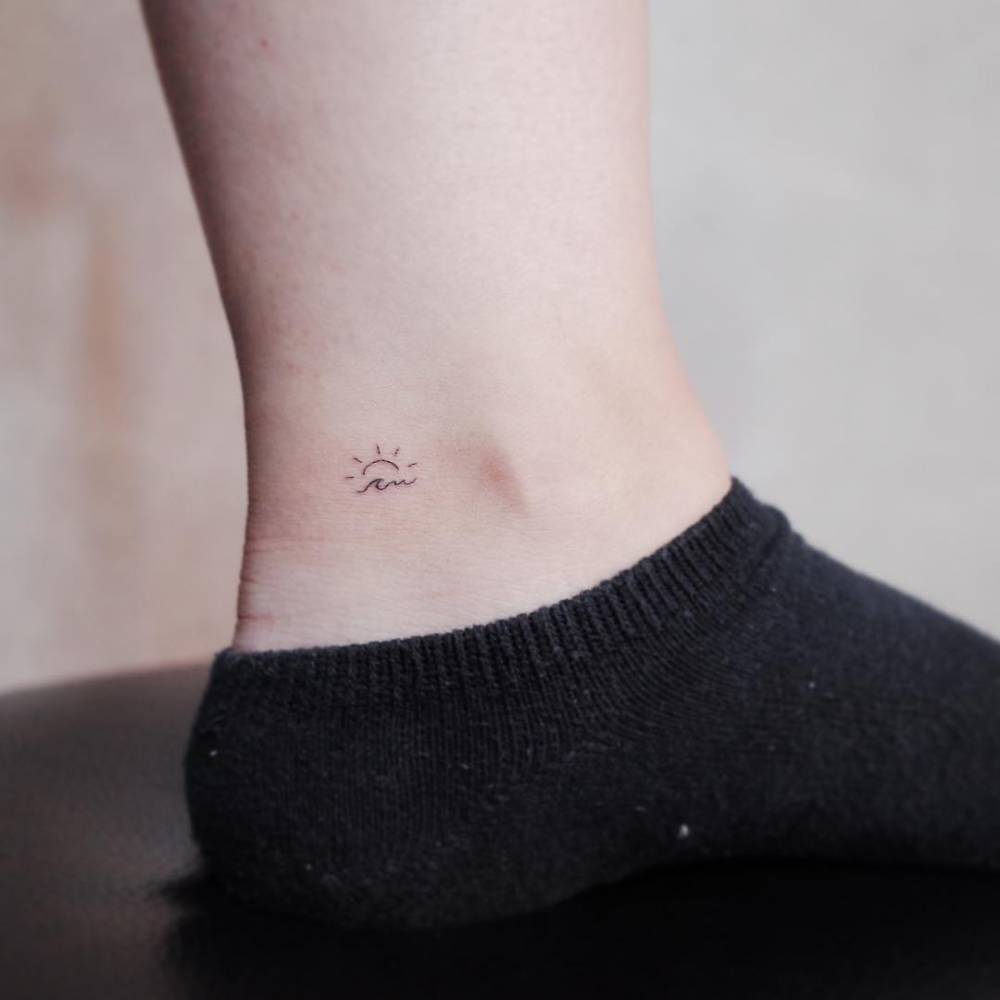 tatuaje mar minimalista