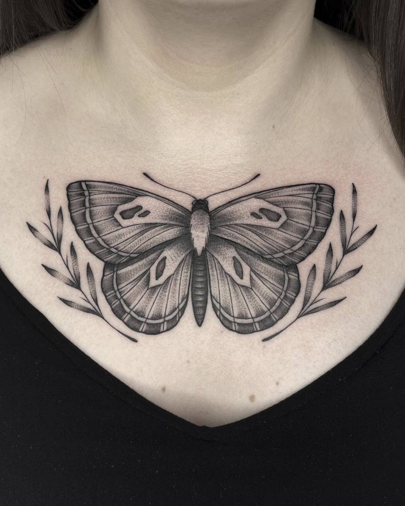 tatuaje mariposa pecho mujer