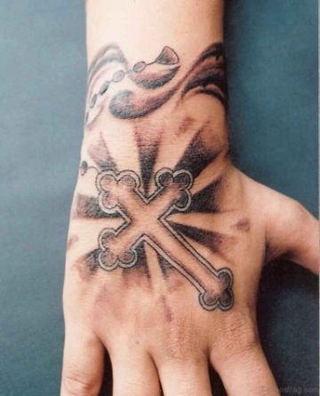 tatuajes de cruces en la mano