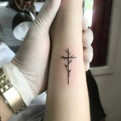 tatuajes de cruz para mujer