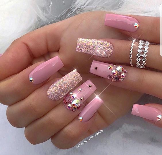 uñas decoradas con piedras brillantes